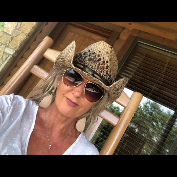 Meet your Posher, Stacie - Picture 4 of 6